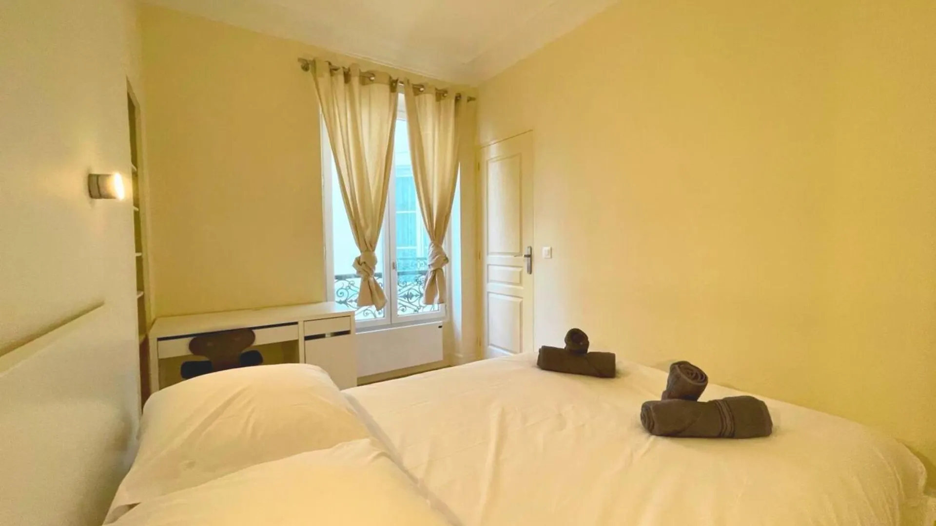 Chambre Lit Double Et Salon Avec Canape-Lit A 10 Minutes Des Champs Elysees Paris Frankreich